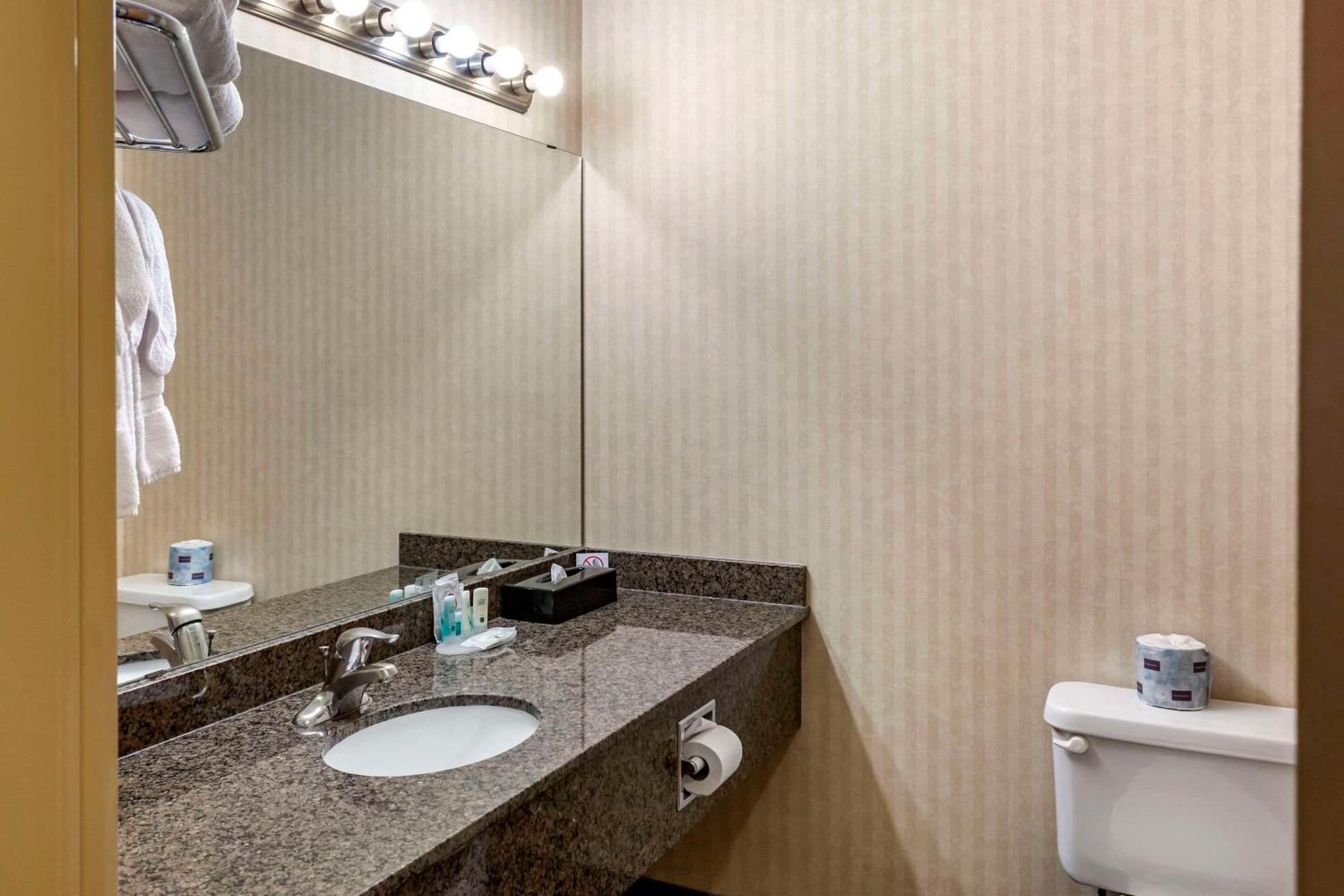 Quality Inn & Suites Edmonton International Airport Leduc Exterior foto